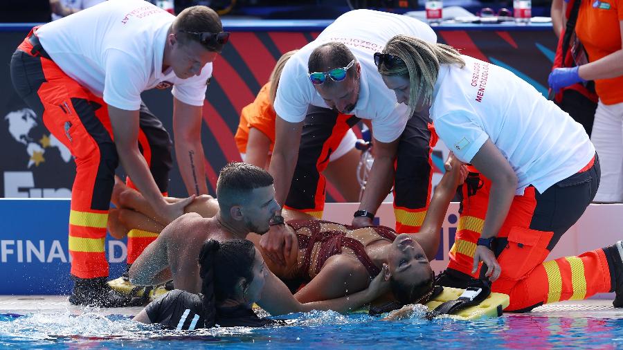 Anita Alvarez, dos EUA, passou mal durante prova do nado sincronizado no Mundial de Esportes Aquáticos - Dean Mouhtaropoulos/Getty Images