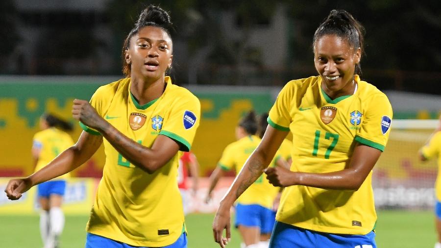 Kerolin e Ary Borges fazem dancinha após gol do Brasil; seleção não sofreu para superar as paraguaias - Gabriel Aponte/Getty Images