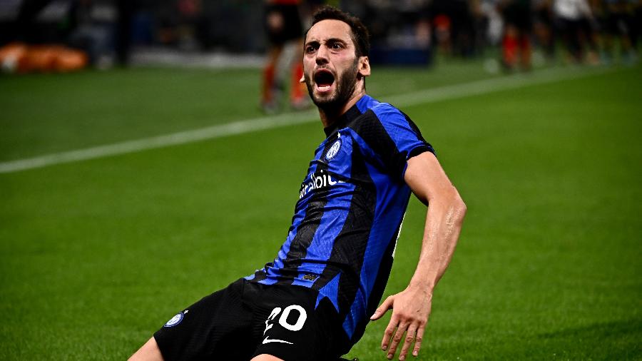 Çalhanoglu abre o placar para a Inter de Milão contra o Barcelona, na Champions - Marco BERTORELLO / AFP