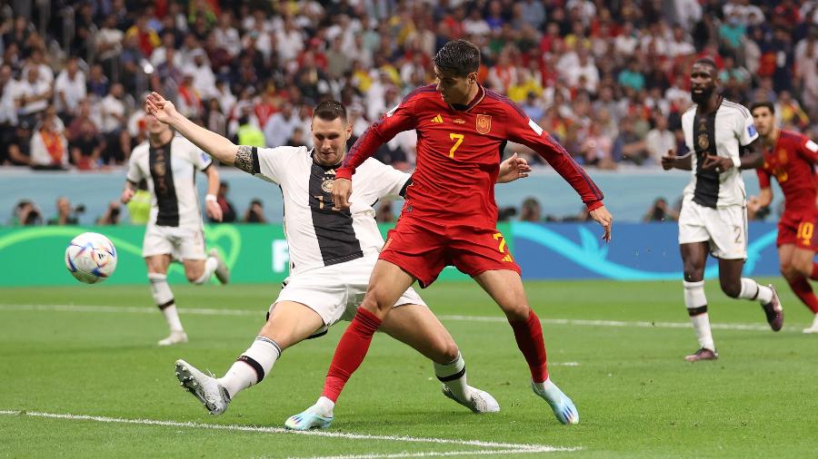Morata se antecipa a zagueiro e abre o placar em Espanha x Alemanha pela Copa do Mundo - Catherine Ivill/Getty Images