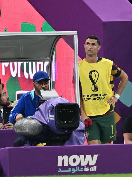 Cristiano Ronaldo observa o jogo entre Portugal e Suíça ao lado da cabine do VAR - Evrim Aydin/Anadolu Agency via Getty Images