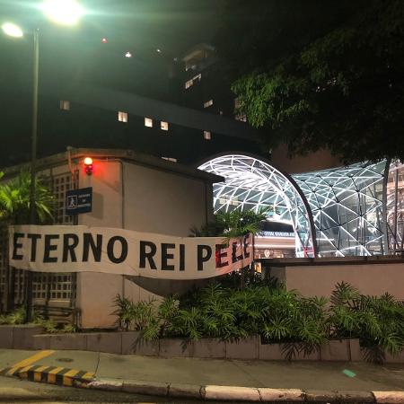 Faixa em homenagem ao Pelé no Hospital Albert Einstein - Beatriz Cesarini/UOL