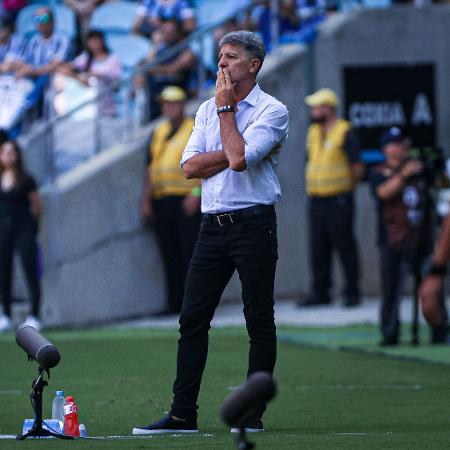 Renato Portaluppi, técnico do Grêmio, em ação em campo - Maxi Franzoi/AGIF