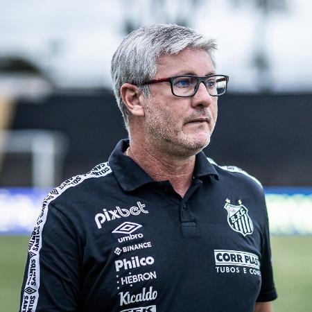 Odair Hellmann, técnico do Santos, durante o jogo contra o Ceilândia, pela Copa do Brasil 2023 - Raul Baretta/Santos FC