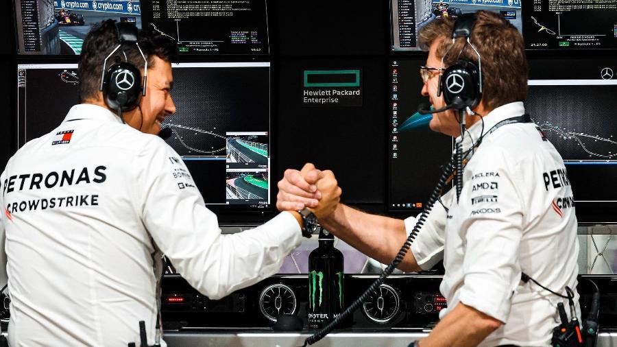 Leonardo da Silva (esq) tem estado no pitwall da Mercedes em vários GPs desde 2022 - Reprodução/Mercedes