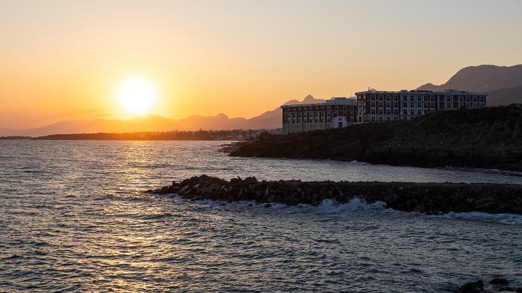 Nascer do sol no Chipre, com vista para o mar Mediterrâneo e montanhas da ilha