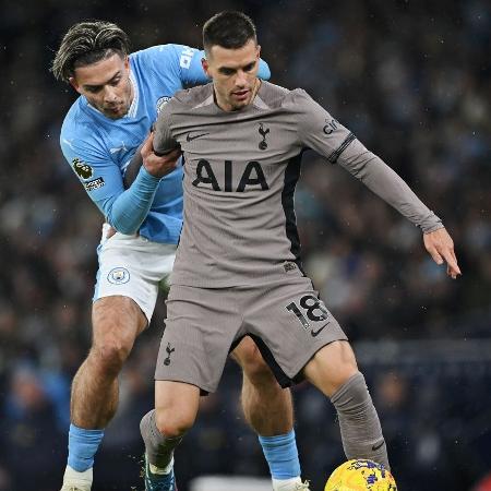 Jack Grealish, do Manchester City, siputa lance com Giovani Lo Celso, do Tottenham, em partida do Inglês