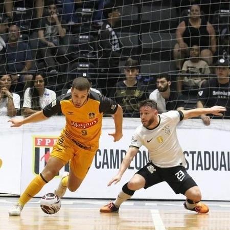 Disputa de bola em Corinthians x Magnus na final do Campeonato Estadual de Futsal
