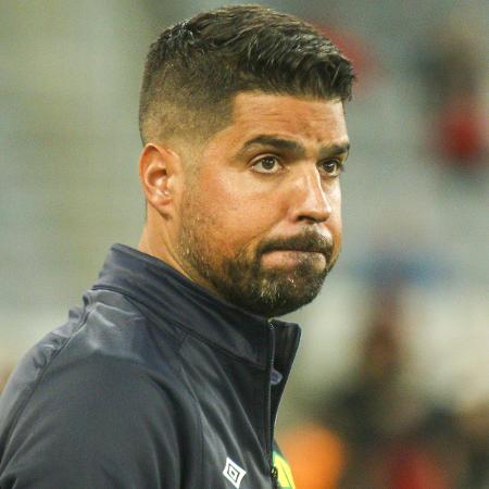 O técnico António Oliveira, do Cuiabá, no jogo contra o Athletico-PR, pelo Brasileirão 2023