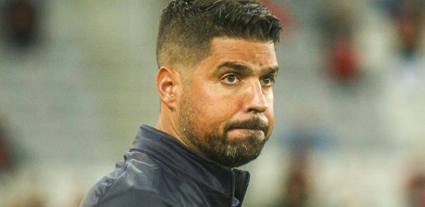 Atraso na estreia do novo técnico do Corinthians devido à negociação com Mano.