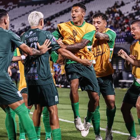 Jogadores do Racing-URU comemoram gol contra o Nacional-PAR na Sul-Americana