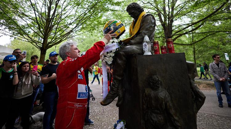 Fãs homenageiam Ayrton Senna em Ímola, na Itália