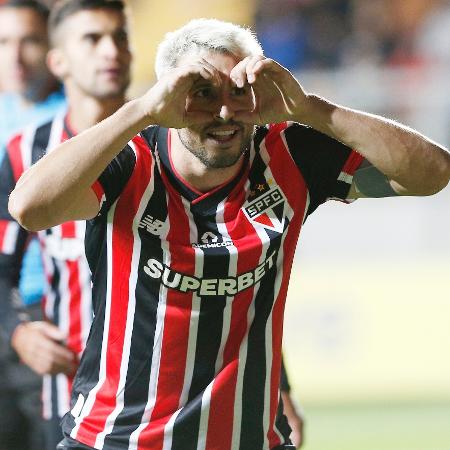 Calleri celebra gol em Cobresal x São Paulo, duelo da Libertadores