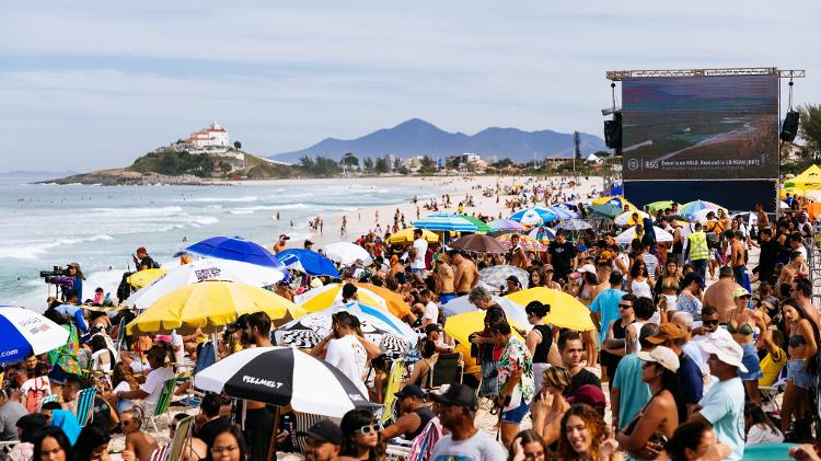 Público lota as areias da Praia de Itaúna para acompanhar a etapa da WSL em Saquarema (RJ)