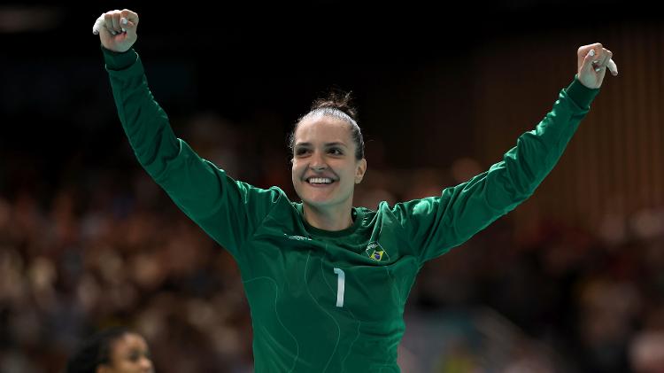 Goleira Gabi comemora durante jogo entre Brasil e Espanha no handebol. Ela foi o destaque da partida