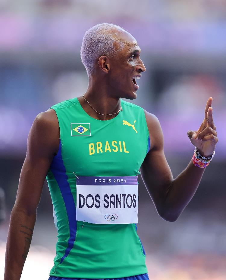 Alison dos Santos, o Piu, no classificatório dos 400m com barreiras nas Olimpíadas