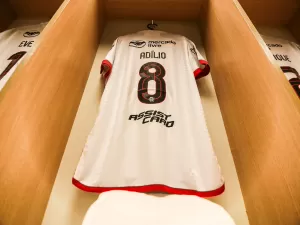 Flamengo faz homenagens a Adílio com nome na camisa de Gerson e patch