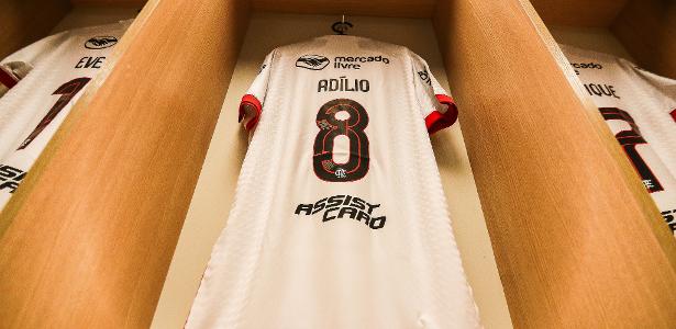 Flamengo presta homenagem a Adílio com nome na camisa de Gerson.