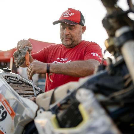 Pilotos da categoria Self, do Rally do Sertões, consertam as próprias motos