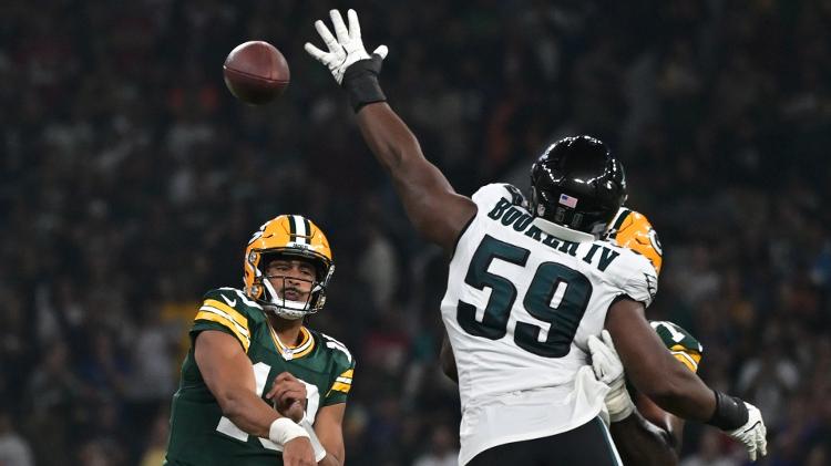 Jordan Love, do Green Bay Packers, tenta passa durante jogo contra o Philadelphia Eagles, pela NFL, no Brasil