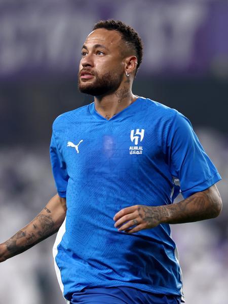 Neymar aquece antes de voltar aos gramados no jogo entre Al-Hilal e Al Ain, pela Liga dos Campeões Asiáticas