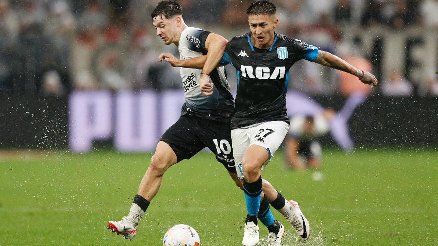 Rodrigo Garro e Rojas disputam a bola durante jogo entre Corinthians e Racing pela Sul-Americana