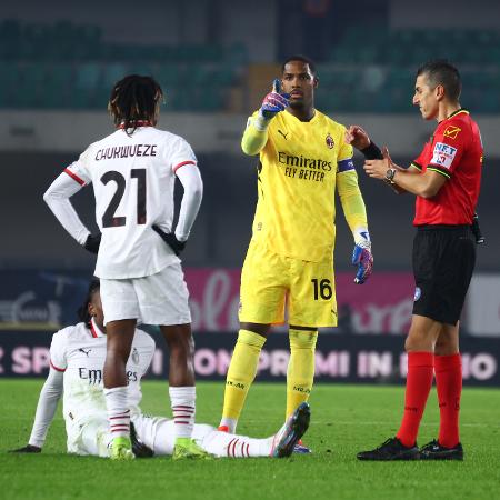 Mike Mignan, do Milan, reage a cantos racistas durante partida contra Verona