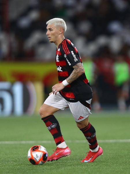 Varela, do Flamengo, em ação no clássico com o Vasco, pela semifinal do Carioca Varela, do Flamengo, em ação no clássico com o Vasco, pela semifinal do Carioca