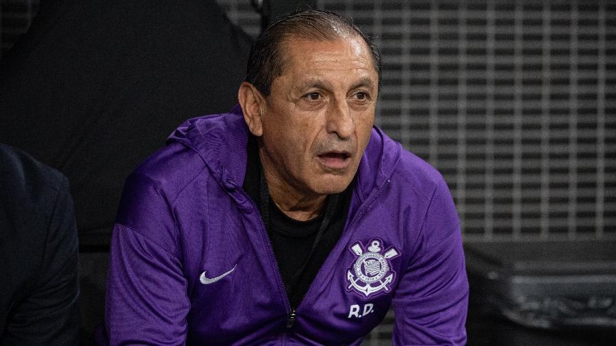 Ramón Díaz, técnico do Corinthians, durante jogo contra o Huracán na Sul-Americana Ramón Díaz, técnico do Corinthians, durante jogo contra o Huracán na Sul-Americana