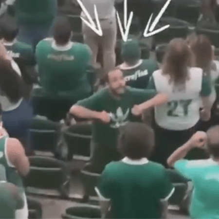 Torcedor do Palmeiras fazendo gesto racista na direção da torcida do Cerro Porteño, no Allianz Parque Torcedor do Palmeiras fazendo gesto racista na direção da torcida do Cerro Porteño, no Allianz Parque