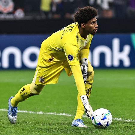 Hugo Souza volta ao gol do Corinthians após convocação para a seleção brasileira Hugo Souza volta ao gol do Corinthians após convocação para a seleção brasileira