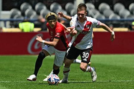 Mastantuono e Matsuo em ação durante jogo entre River Plate e Urawa Reds no Mundial
