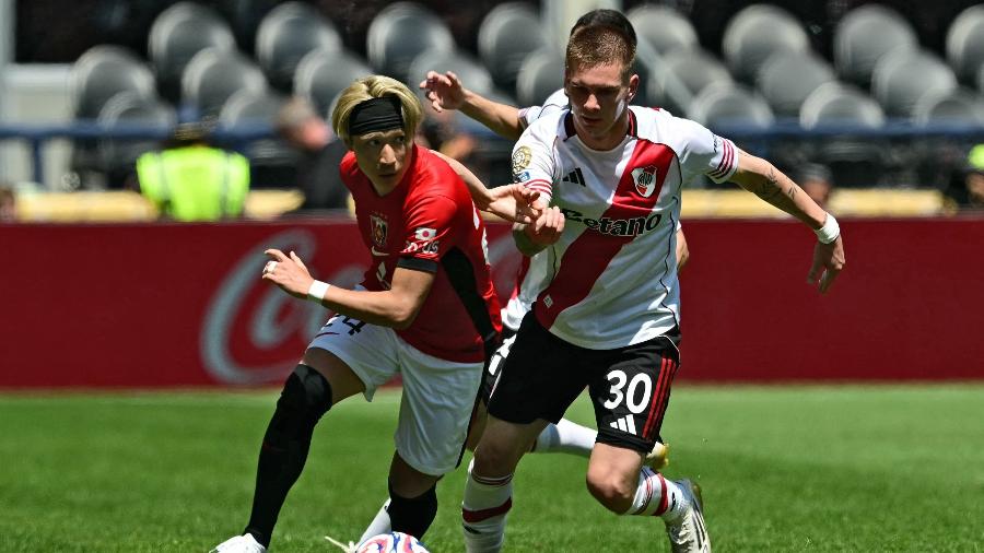 Mastantuono em ação durante jogo entre River Plate e Urawa Reds no Mundial