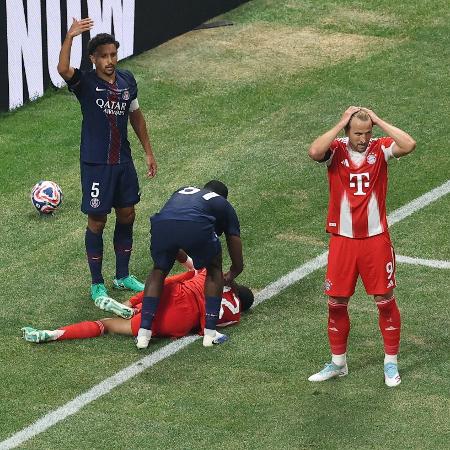 Jogadores de Bayern e PSG se assustam com lesão de Musiala Jogadores de Bayern e PSG se assustam com lesão de Musiala
