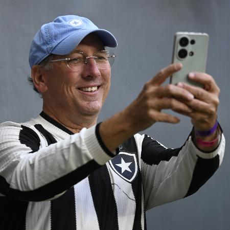 John Textor posa para foto antes do clássico entre Vasco e Botafogo pelo Campeonato Brasileiro 2025