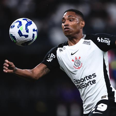 Vitinho, atacante do Corinthians, passou por atroscopia ontem Vitinho, atacante do Corinthians, passou por atroscopia ontem
