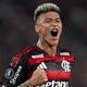 Flamengo desafoga no fim, vence Racing e sai na frente por vaga na final