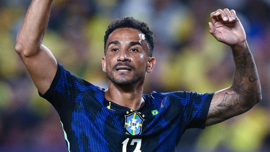 Danilo em ação durante Brasil x Haiti, duelo da Copa do Mundo