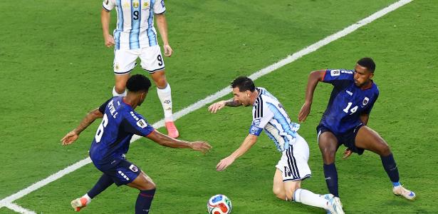 Ein triumphierender Lionel Messi im Argentinien-Trikot teilt einen humorvollen Moment mit einer Gruppe von Fußballern aus Kap Verde, die alle lächeln.