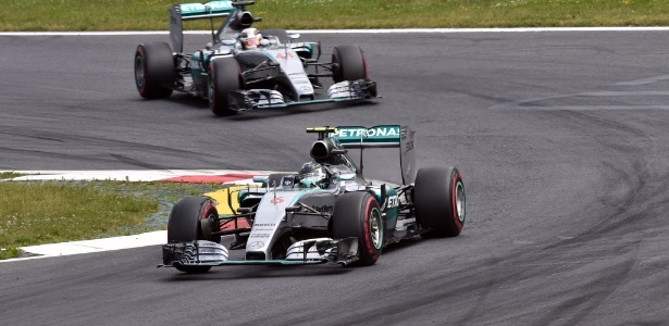 Hamilton foi superado por Rosberg ainda na largada - Andrej Isakovic/AFP