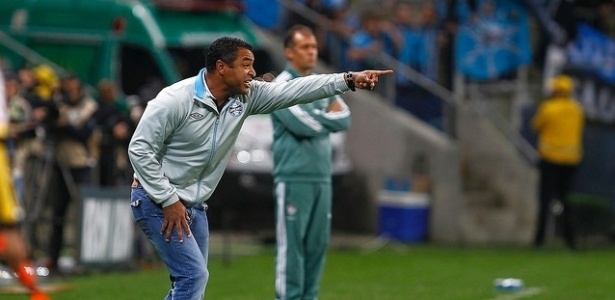 Roger Machado orienta o time do Grêmio com assovios para a defesa  - LUCAS UEBEL/GREMIO FBPA