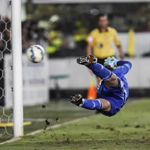 Gabriel Barbosa, do Santos, acerta a trave de Prass em cobrança de pênalti - Ricardo Nogueira / Folhapress