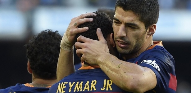 Abraçado por Suárez, Neymar abriu o placar no duelo do Barcelona contra o Real Sociedad - AFP PHOTO/ LLUIS GENE