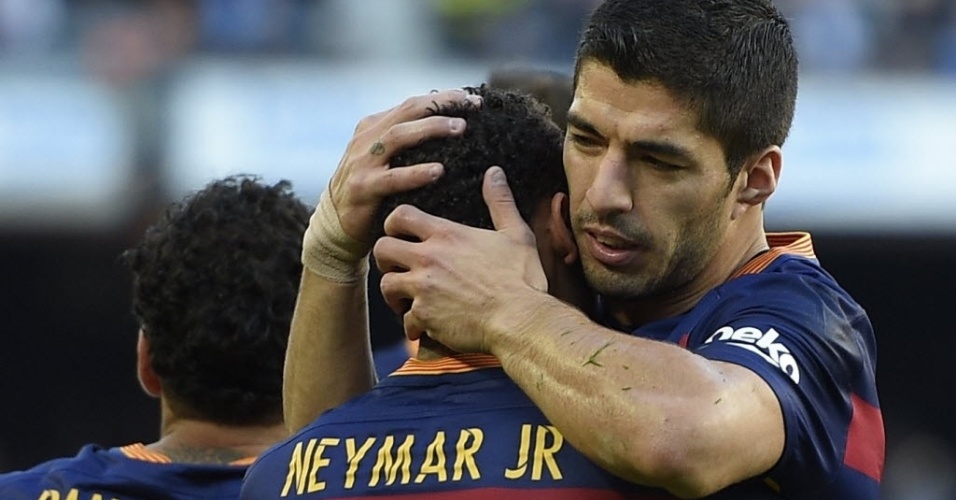 Abraçado por Suárez, Neymar abriu o placar no duelo do Barcelona contra o Real Sociedad