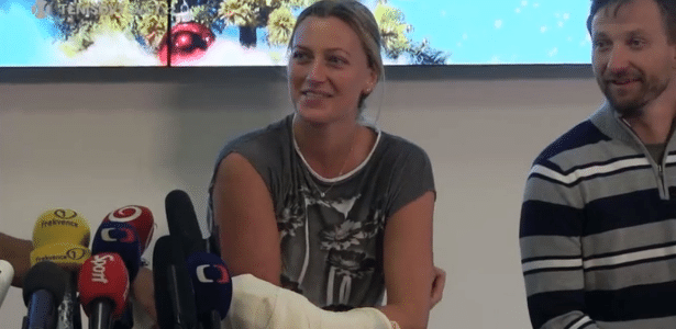 Petra Kvitova com a mão imobilizada durante entrevista coletiva - Reprodução