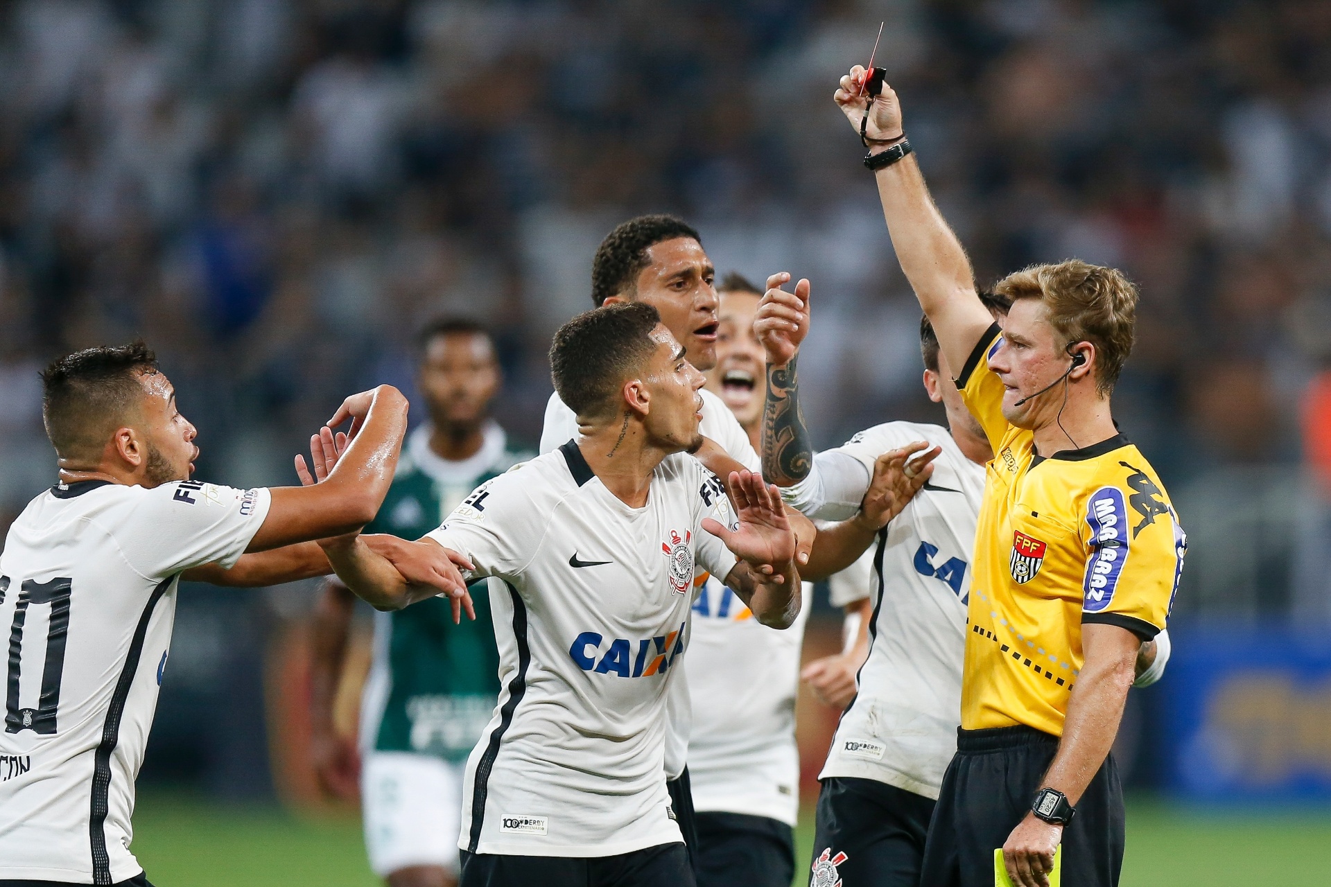 Gabriel leva cartão vermelho do árbitro Thiago Duarte Peixoto por falta que não cometeu - Rubens Cavallari/Folhapress