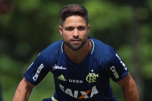 Diego publica vídeo treinando dez dias após cirurgia e anima Fla
