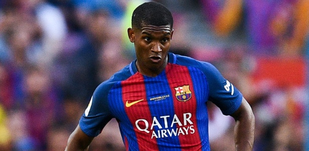 O zagueiro Marlon com a camisa do Barcelona. Destino será o futebol inglês - David Ramos/Getty Images