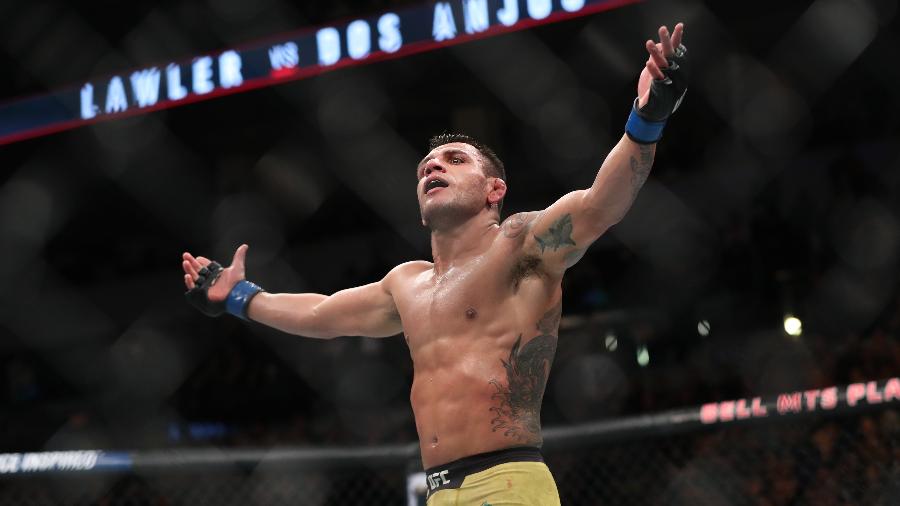 Rafael dos Anjos comemora vitória sobre Robbie Lawler no UFC Winnipeg - Bruce Fedyck-USA TODAY Sports