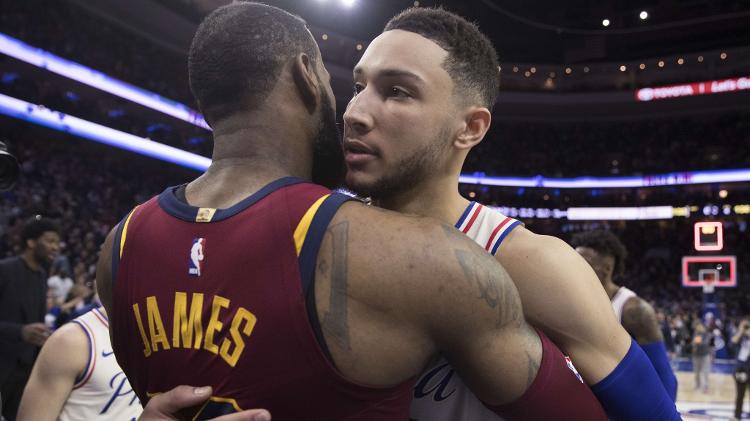Ben Simmons abraça LeBron James após jogo do Philadelphia 76ers contra o Cleveland Cavaliers - Mitchell Leff/Getty Images/AFP - Mitchell Leff/Getty Images/AFP